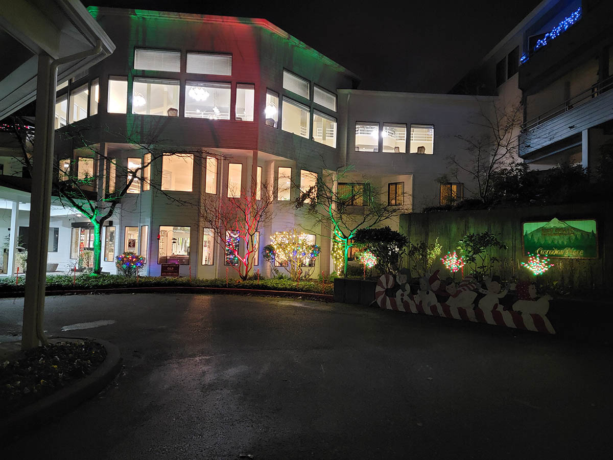 red-green-holiday-lighting-on-fort-lauderdale-commercial-building
