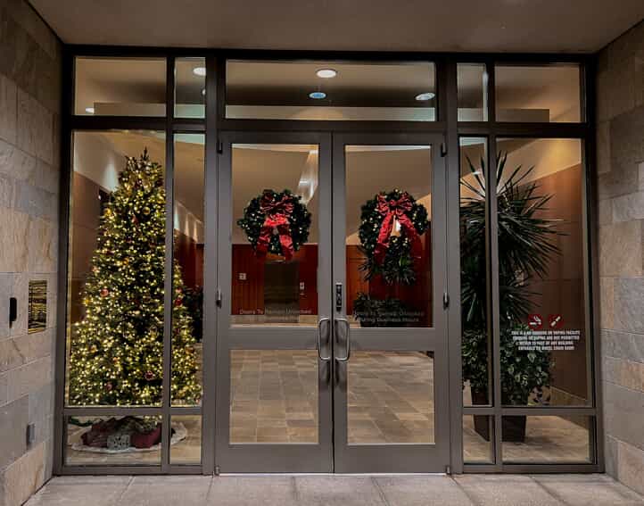 commercial holiday lighting