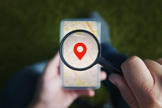 phone map with a magnifying glass