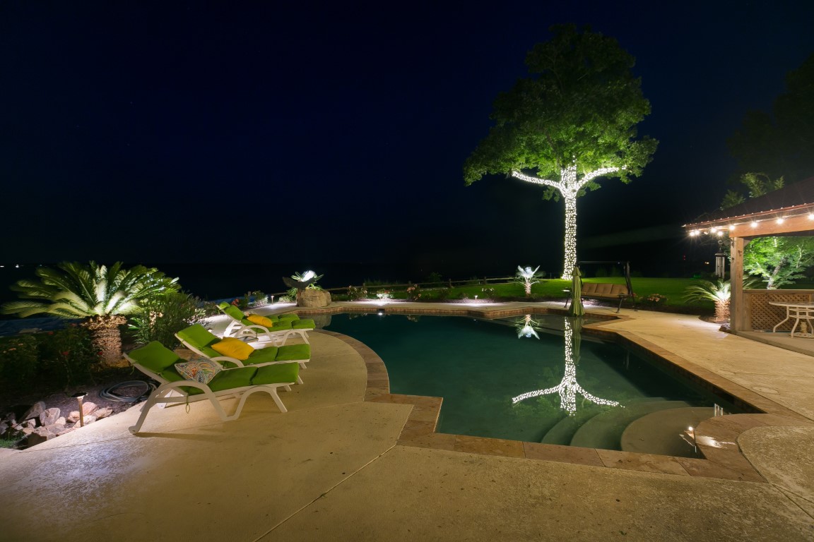 backyard landscape and pool lighting 