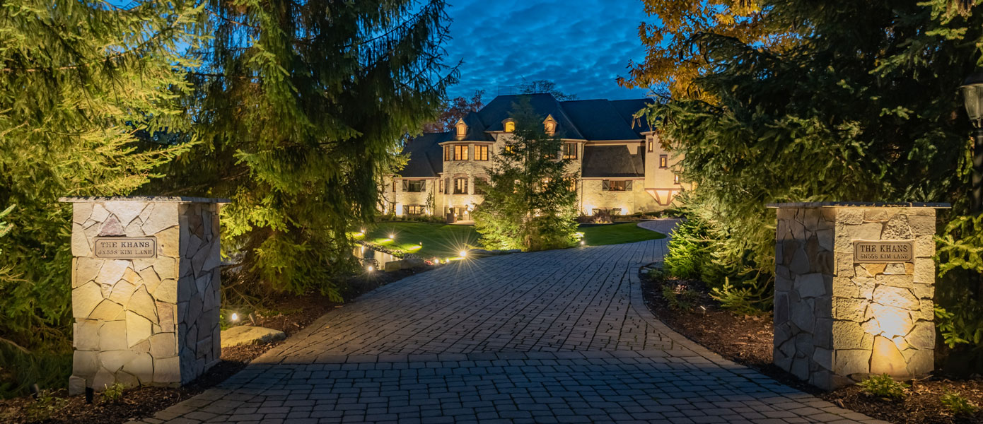 A driveway leading to a houseDescription automatically generated with low confidence