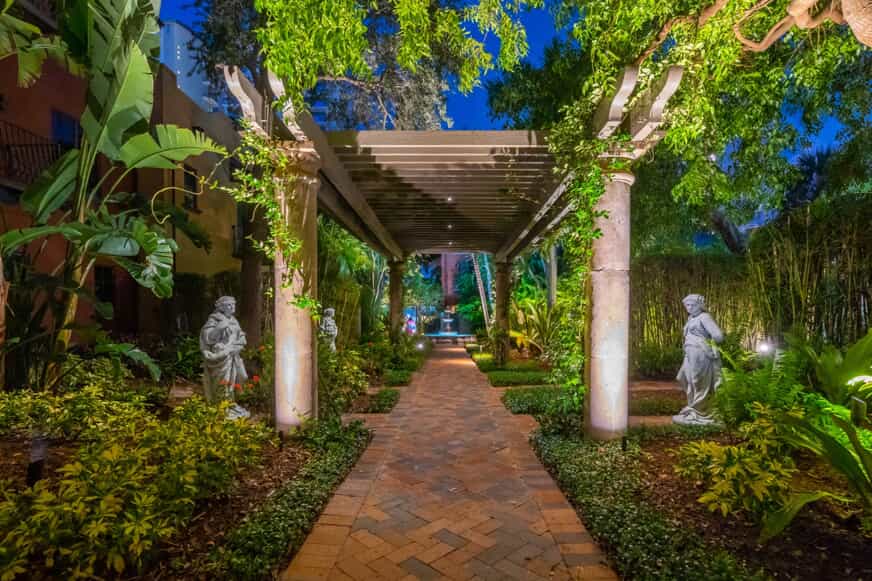 North Tampa Outdoor Living Space Lighting