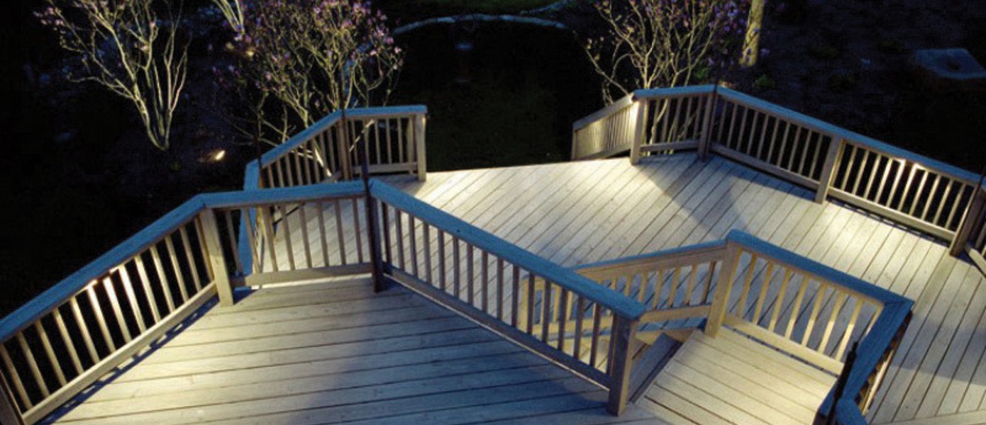 A deck with railings and stairs

Description automatically generated