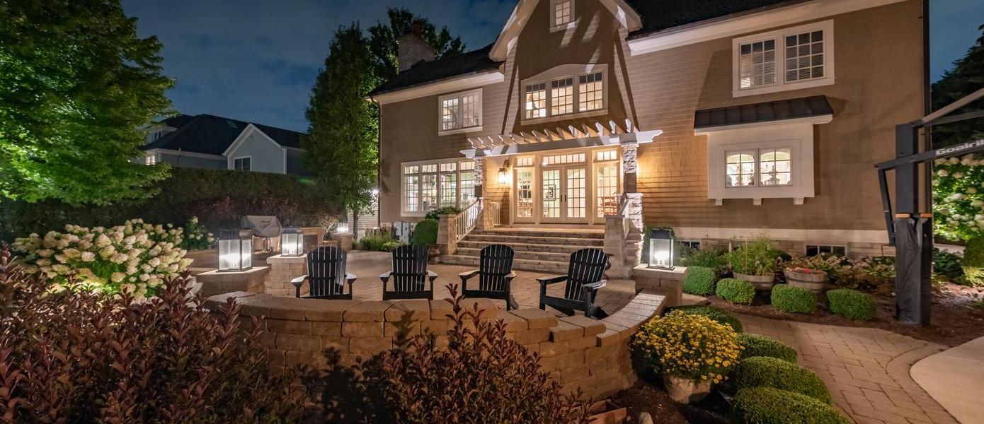 A house with chairs on the patio
