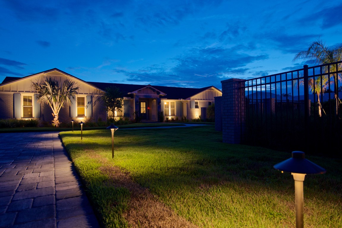 landscape and front yard architectural lighting of Jacksonville home