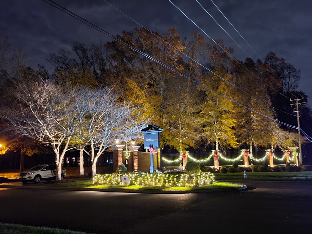 neighborhood holiday lighting 